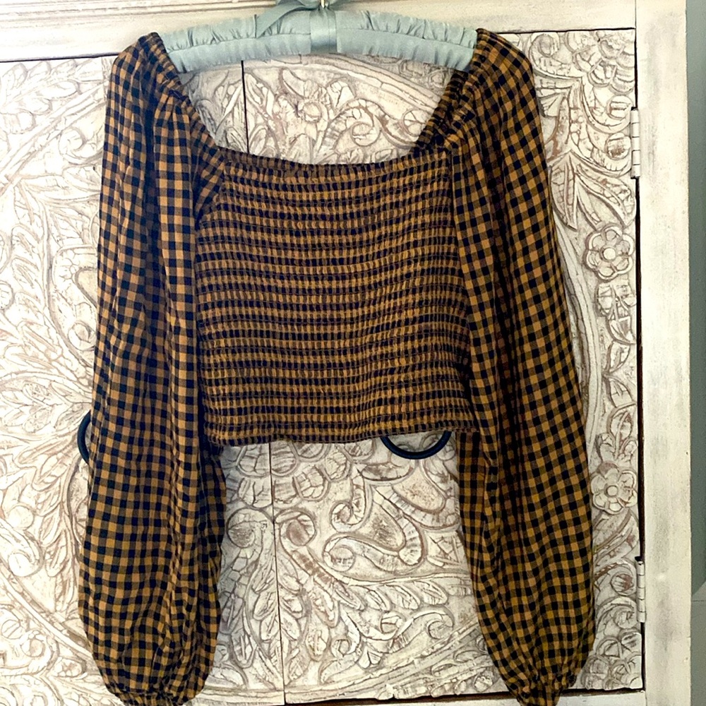 Billabong size Large. Black and tan checkered top.
